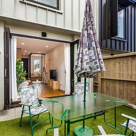 Fresh & Sleek Grey Lynn Unit With Private Patio Apartment